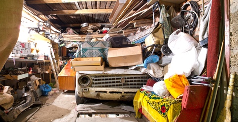Chaos in der Garage eines Messies